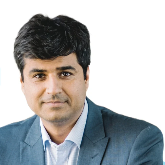 The conversation also delves into the evolution from business intelligence (BI) to AI, the advantages of using Snowflake's modern data cloud environment, and the necessity of change management and adoption for realizing AI initiatives