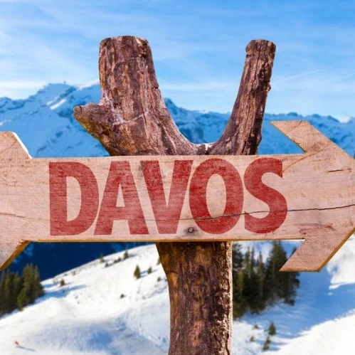 A sign pointing to the right with Davos on it 